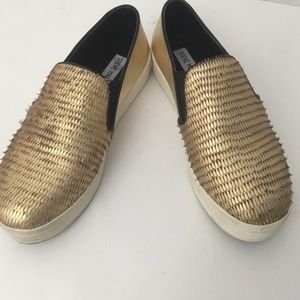Gold snakeskin print slip on Steve Madden✨